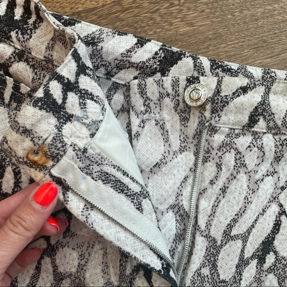 St. John Sport White with Black and Grey All Over Print 5 Pocket Jeans Size 8 - Picture 5 of 7